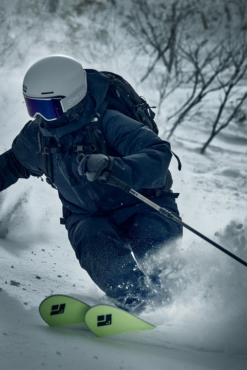 Model wearing the G05300 / GW05300 GORE-TEX PRO 3L Jacket