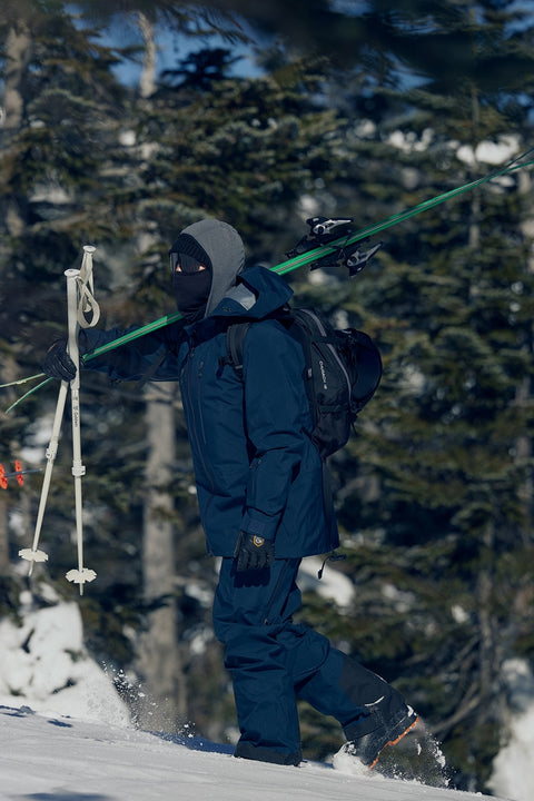 Model wearing the G05300 / GW05300 GORE-TEX PRO 3L Jacket