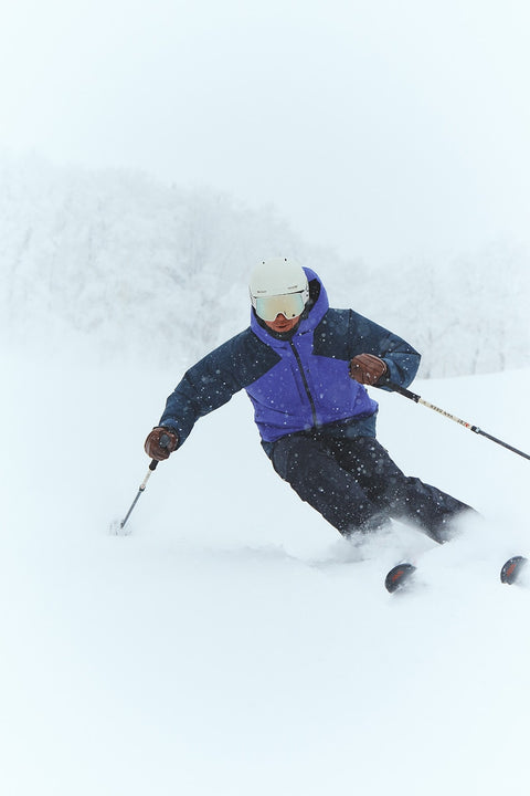 Model wearing the G06302 GORE-TEX 2L Jacket
