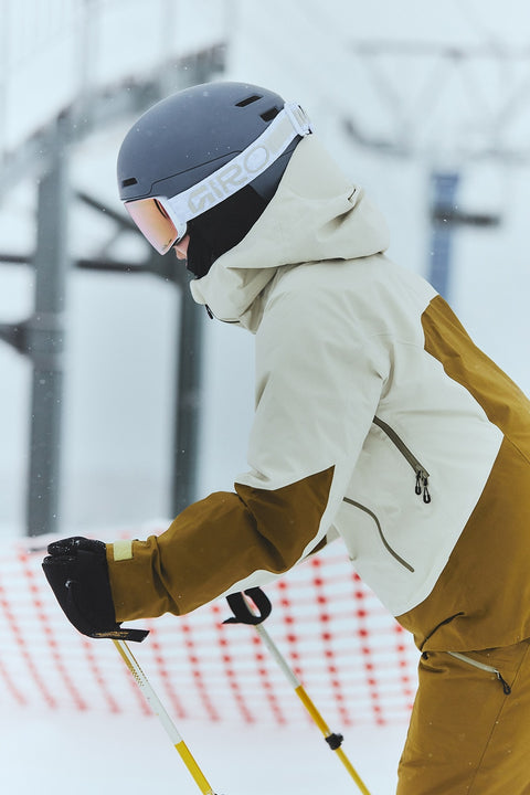 Model wearing the GW06304 W's GORE-TEX 2L Jacket