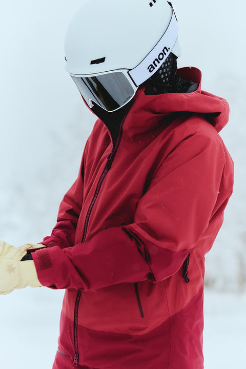 Model wearing the GW06304 W's GORE-TEX 2L Jacket