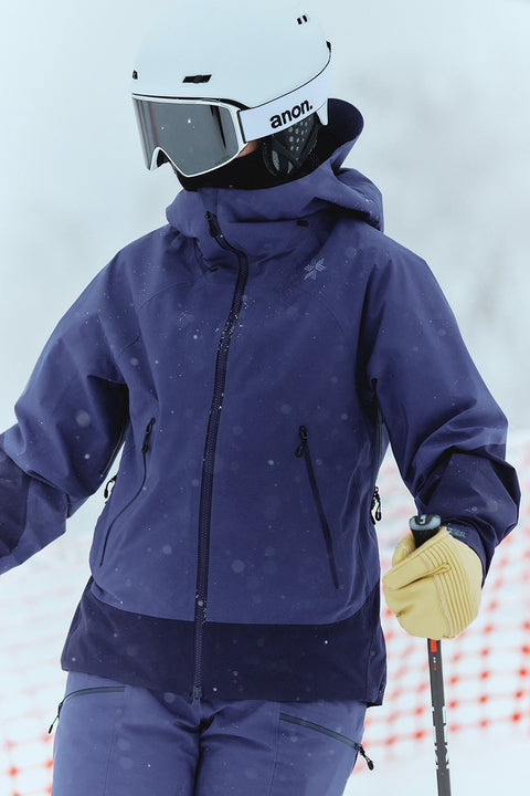Model wearing the GW06304 W's GORE-TEX 2L Jacket